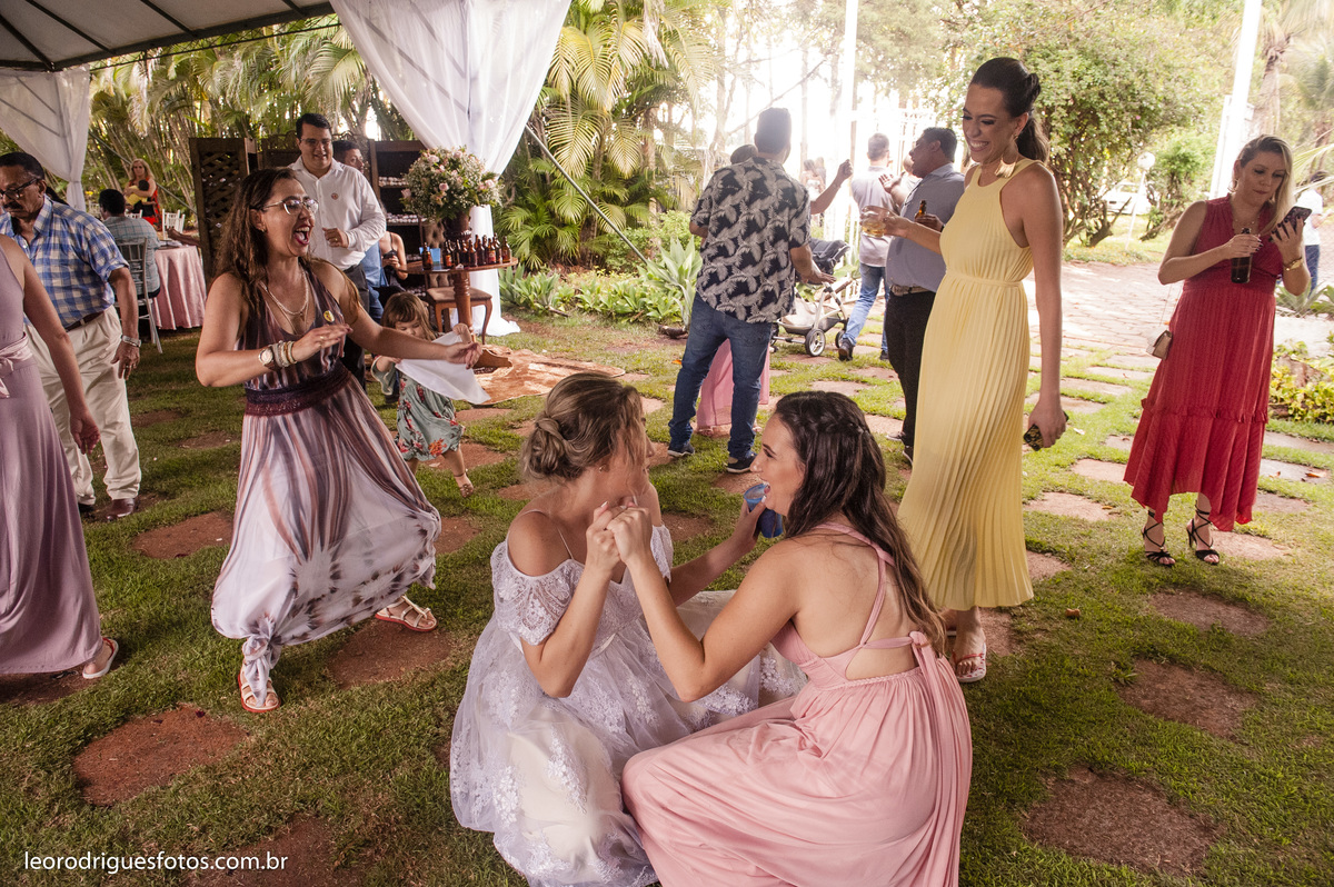 wedding, casamento, fotos de casamento, casamento ao ar livre, wedding em ar livre, noiva, noivo, terno do noivo, vestido da noiva, sapato da noiva, casanento em chácara