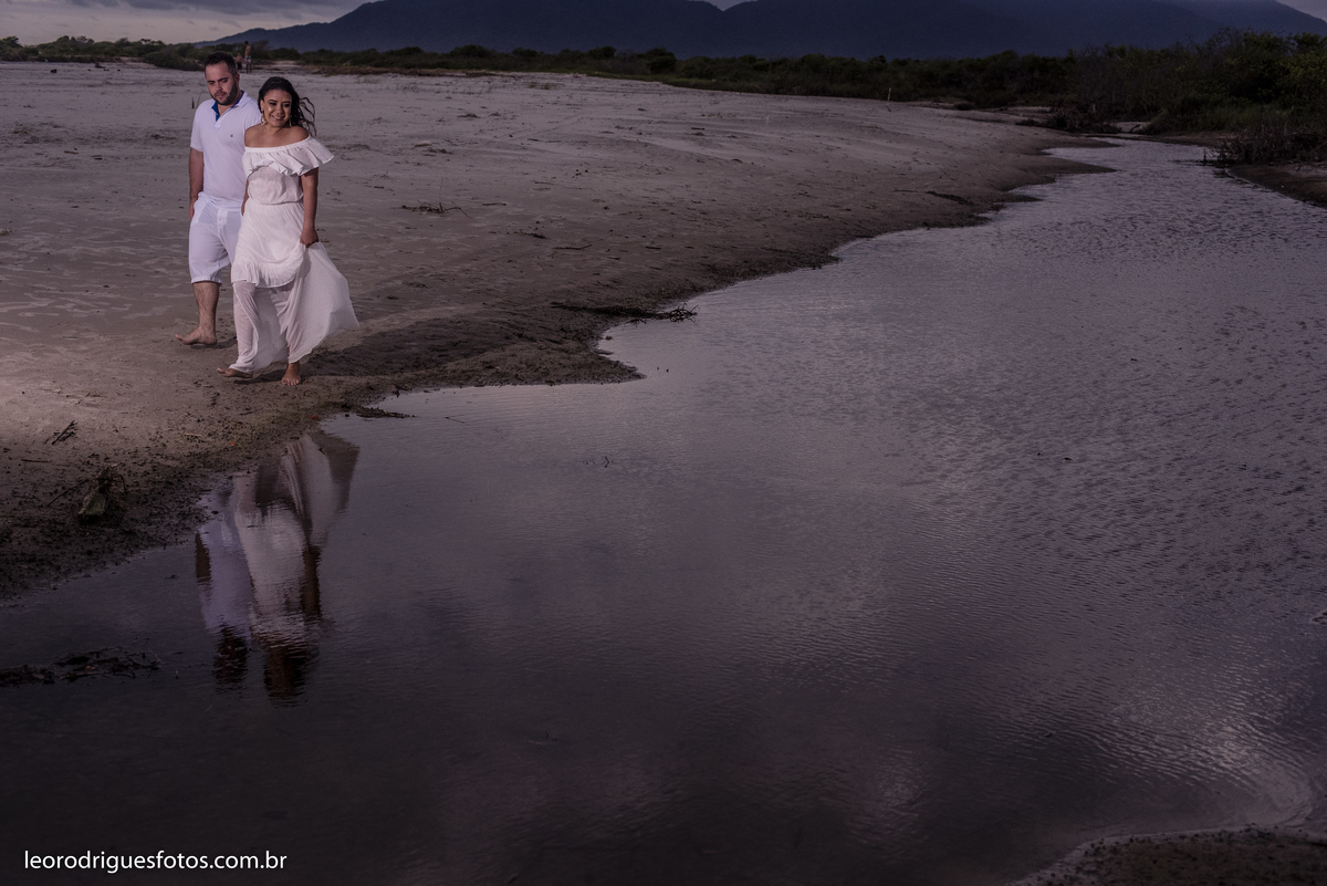 pré wedding, pré casamento, pré wedding com cachorro, pré wedding na praia, Registro - SP, Cajati - Sp,  Cananeia(Trincheiras) - Sp, fotos criativas de pré wedding, fotos criativas de pré wedding na praia, book com cachorro.