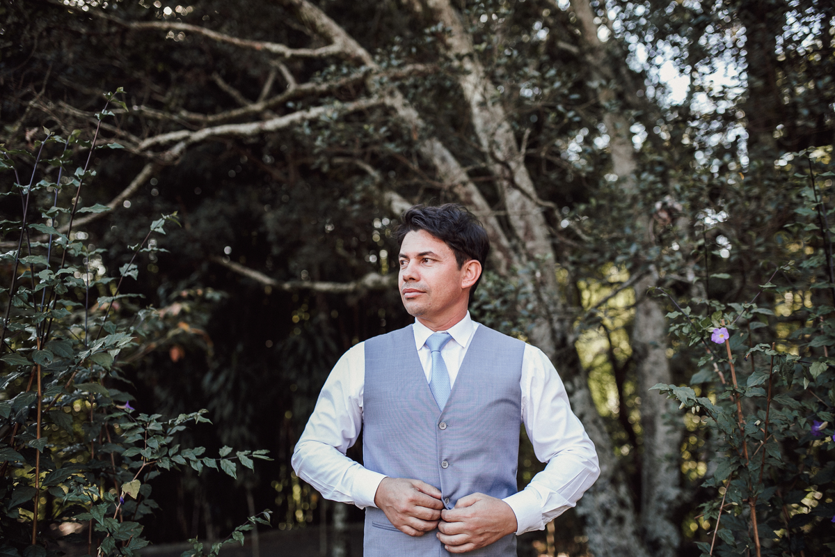 Noivo se arrumando antes do casamento