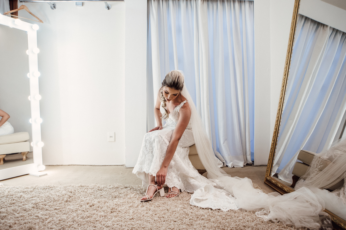 Noiva colocando o sapatinho