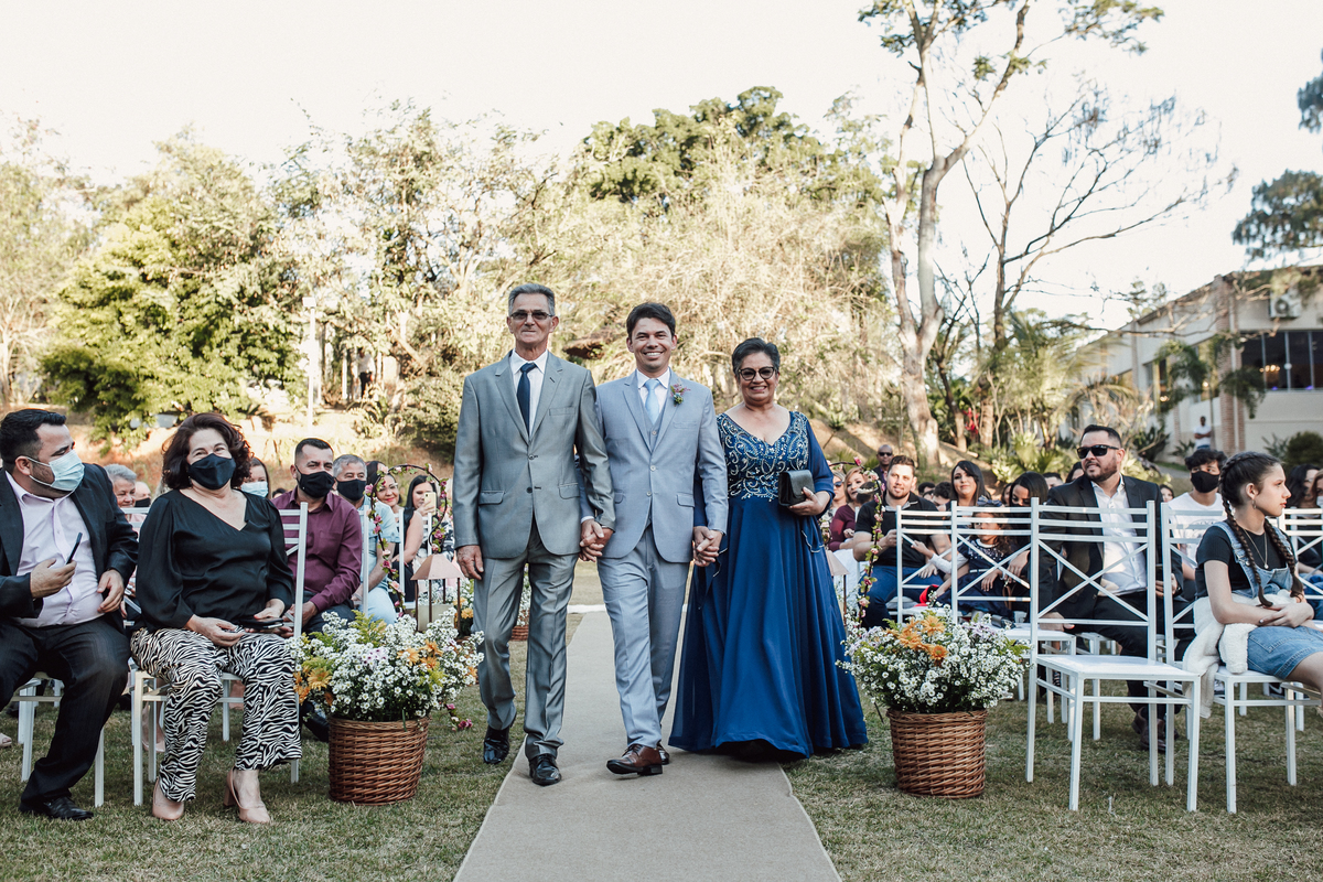 Noivo entrando no casamento