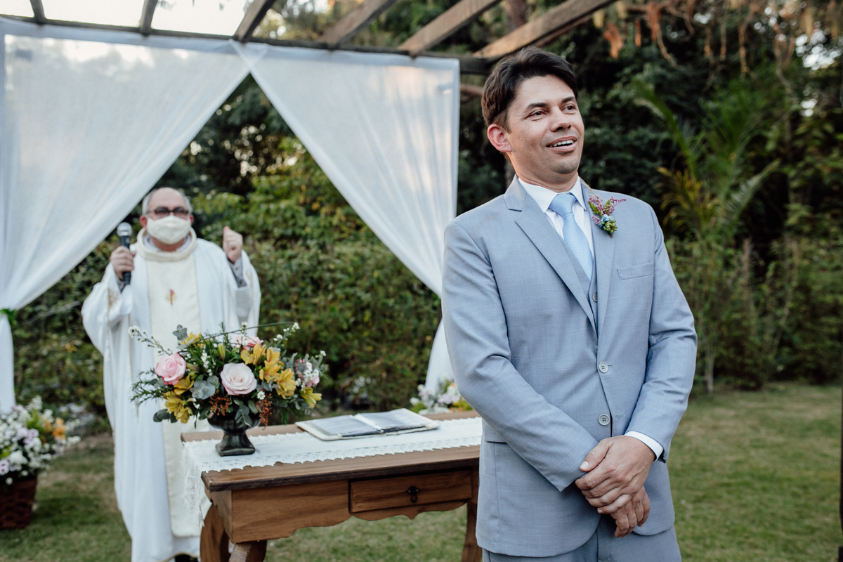 Noivo aguardando a noiva no altar