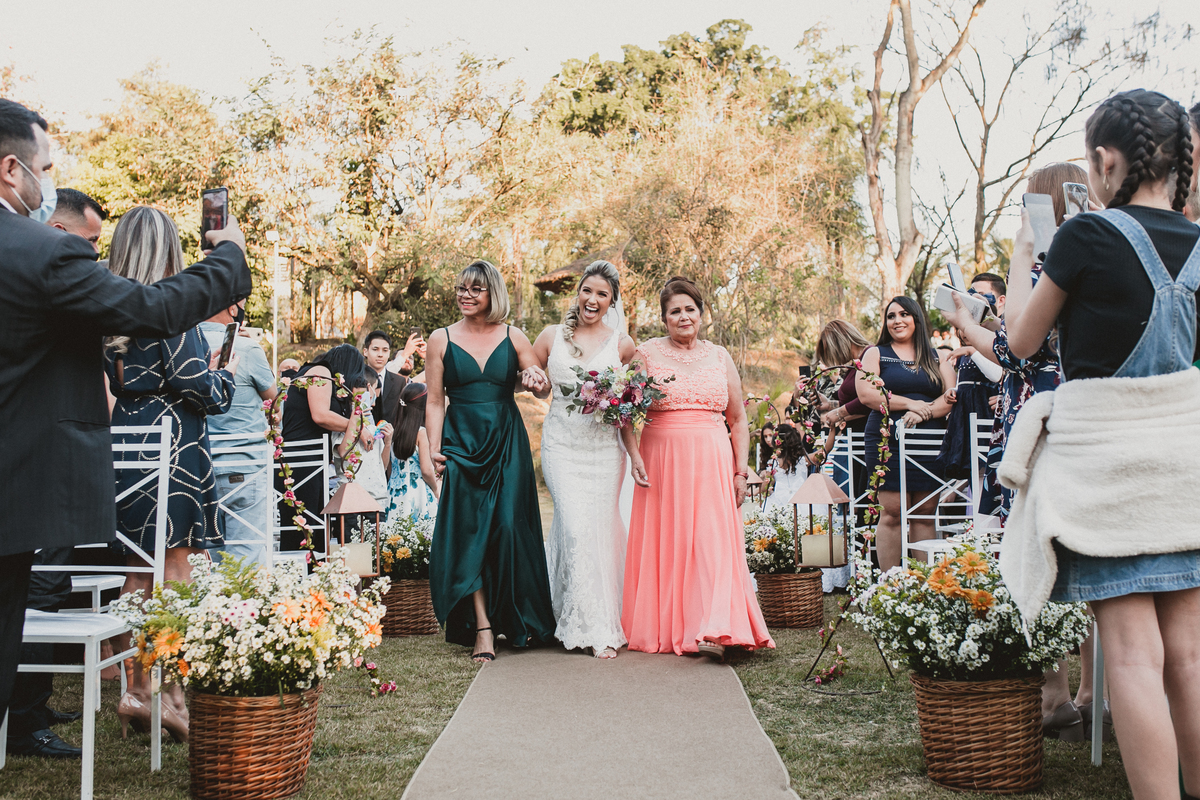 Noiva entrando no casamento