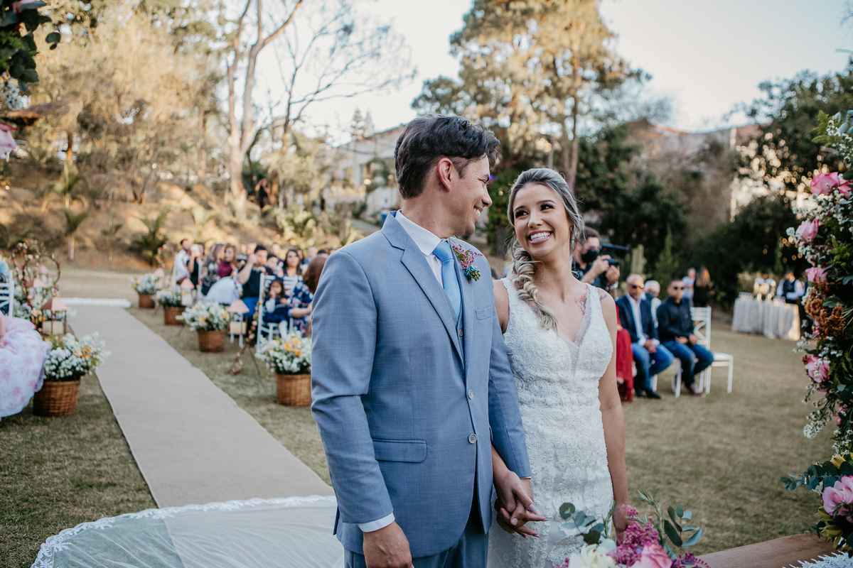 Casal de noivos trocando olhares no altar