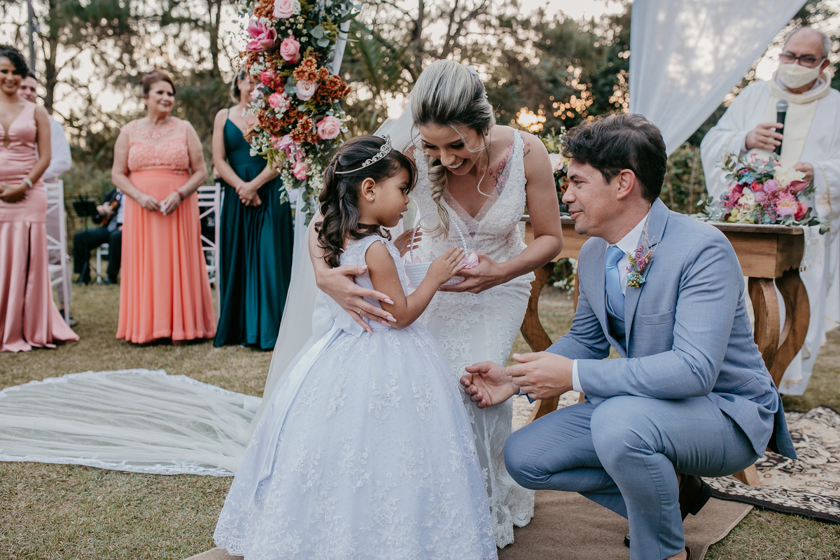 Casal de noivos recebendo a aliança no altar