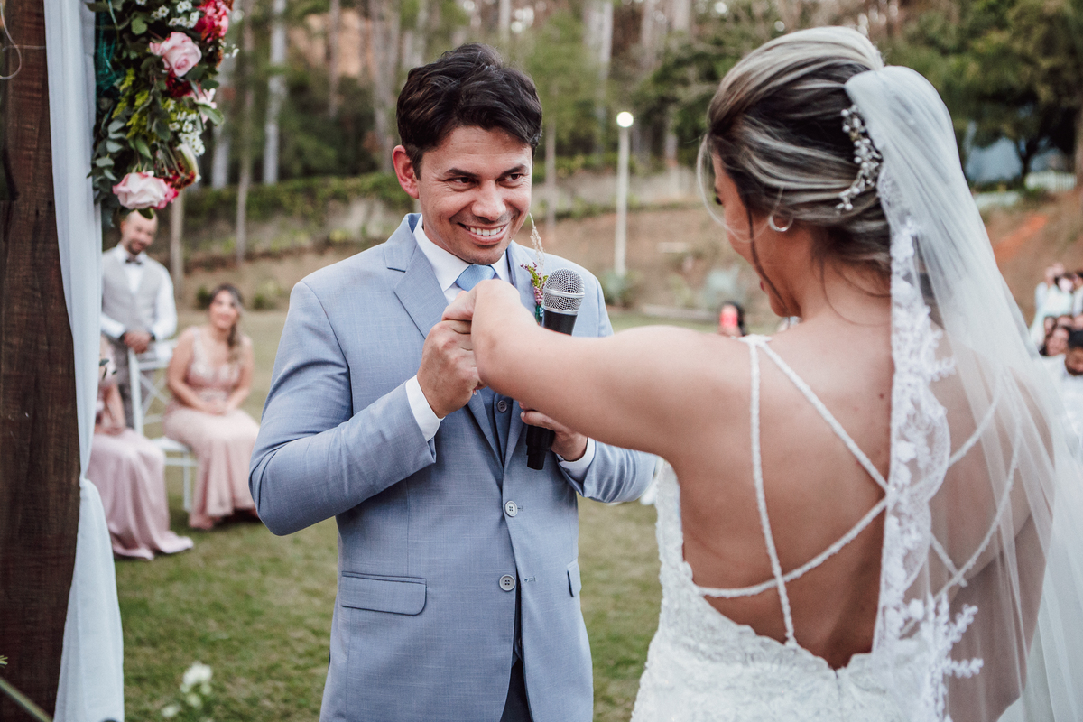 Noivo colocando a aliança