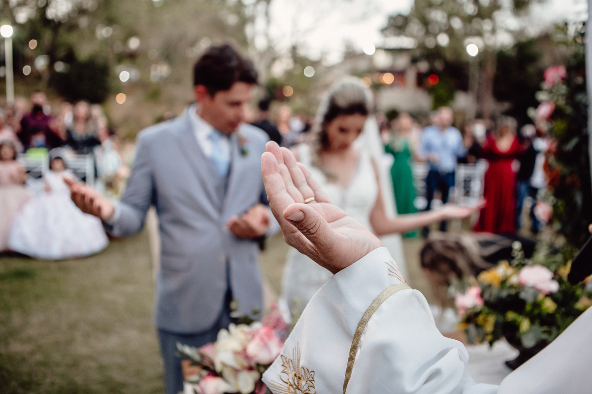 Casal de noivos rezando no altar