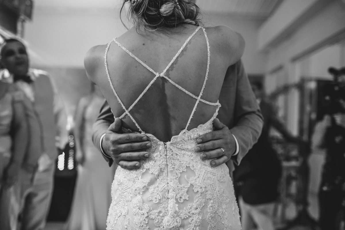 Casal de noivos abraçados na pista de dança