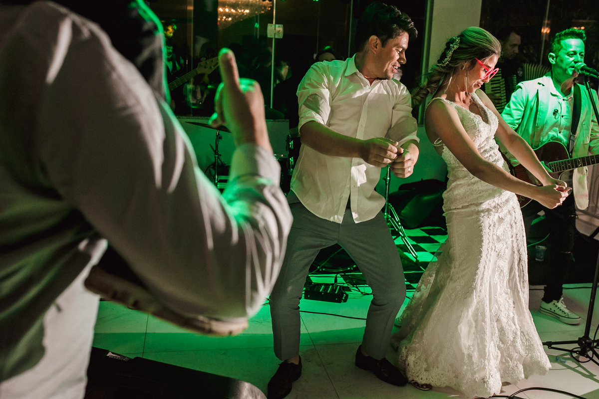 casal de noivos dançando na pista de dança