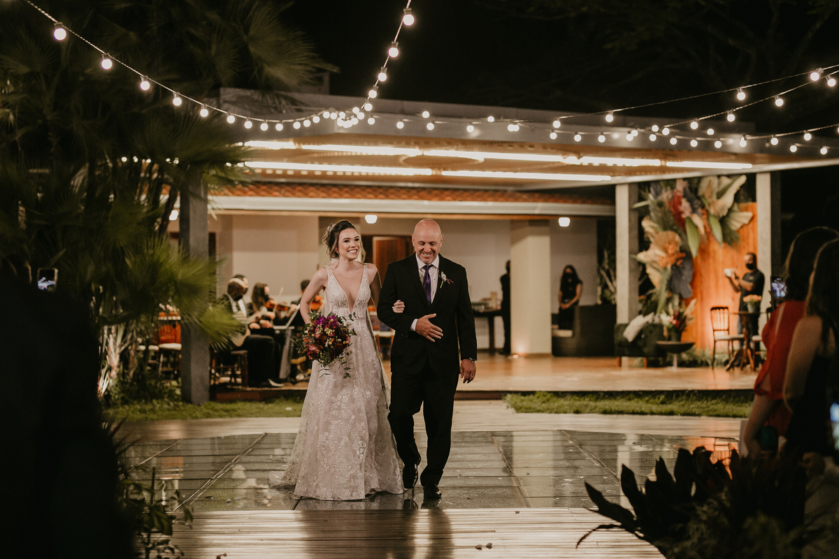 a entrada da noiva na cerimônia de casamento