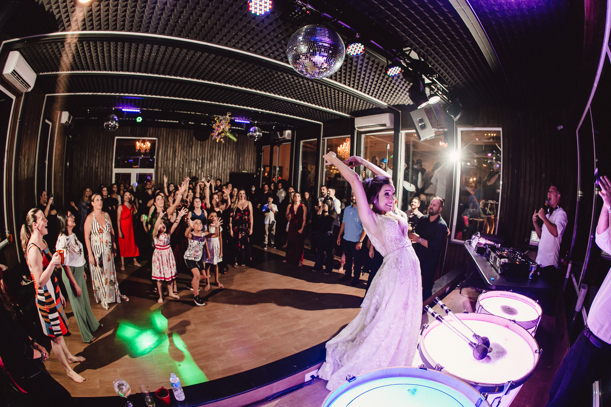 noiva jogando o buquê