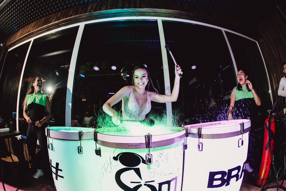 Noiva tocando percussão