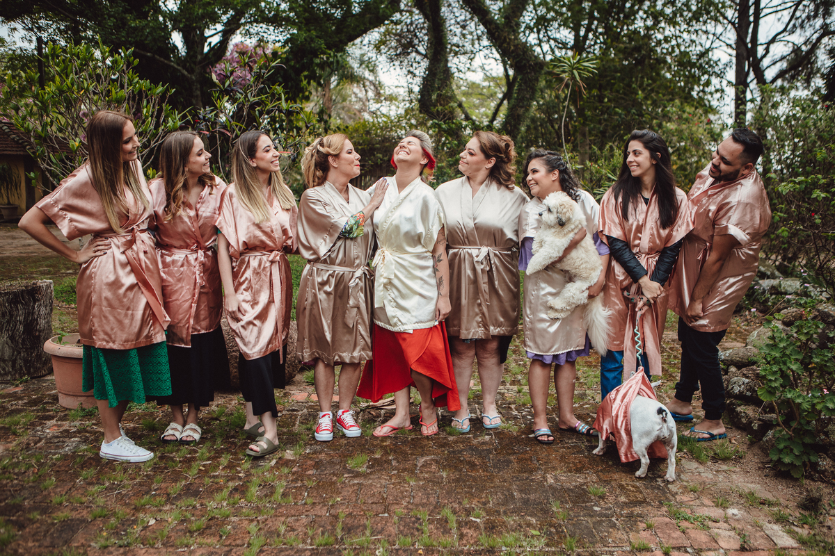 a noiva junto com suas madrinhas