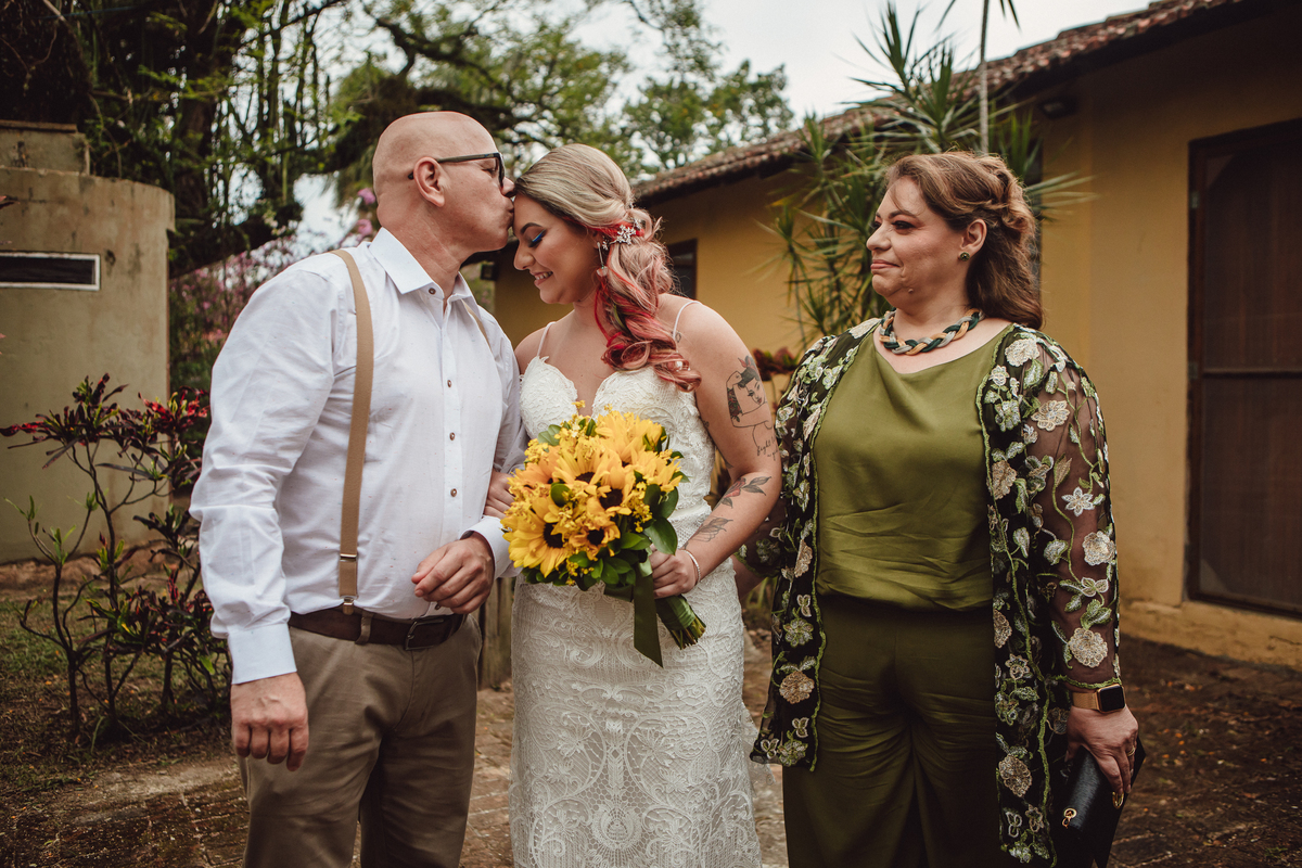 Pai da noiva beija testa da filha