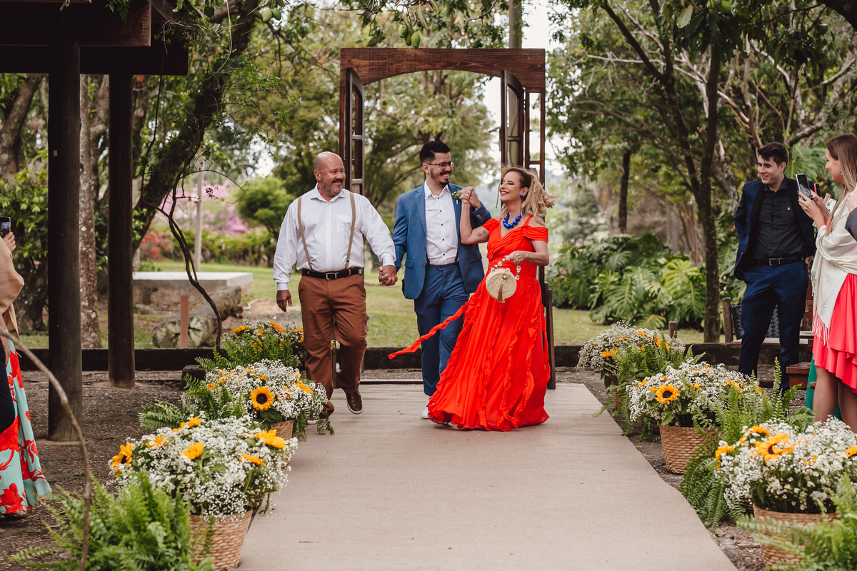 a entrada do noivo na cerimônia de casamento 
