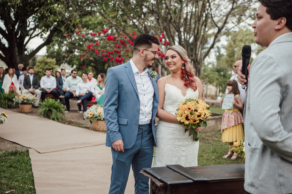 casal de noivos trocando olhar