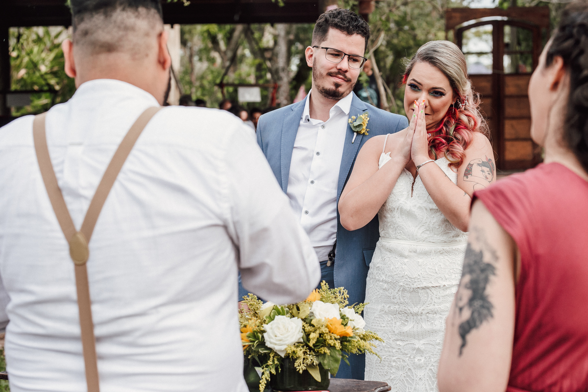 noiva emocionada na cerimônia 