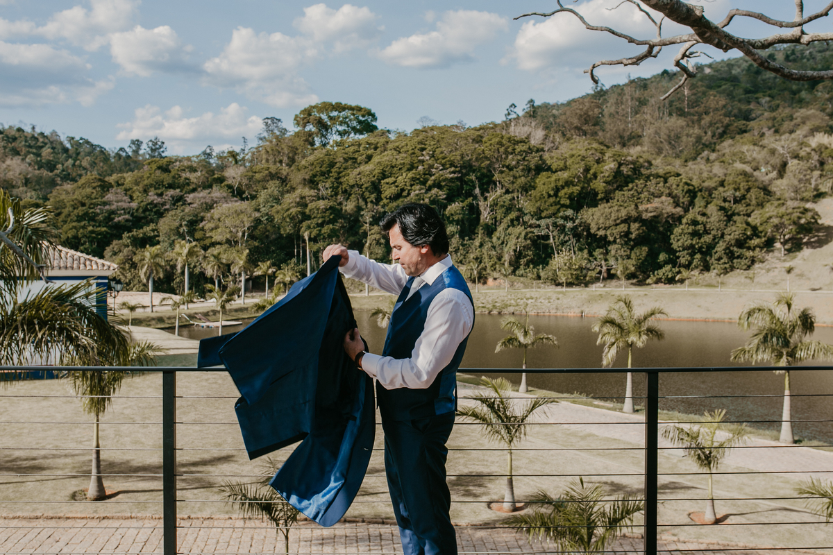 Noivo colocando palitó