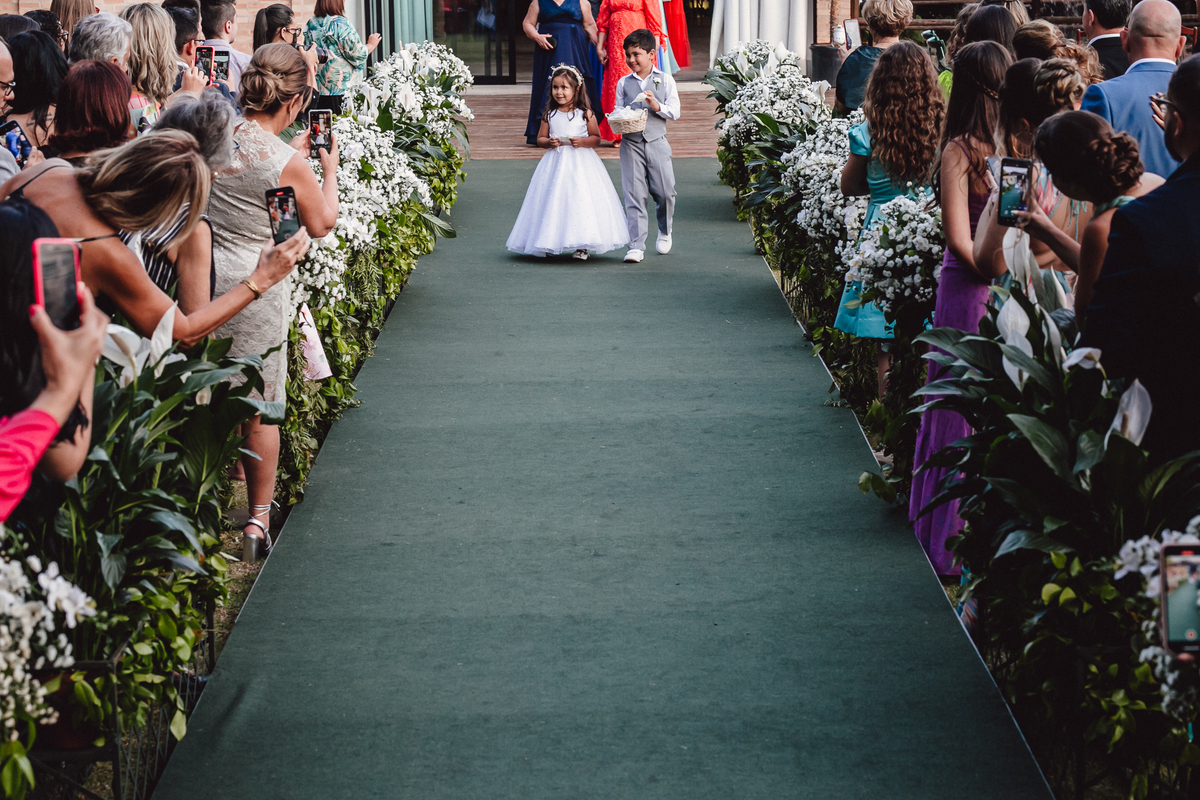a entrada das alianças na cerimônia de casamento 