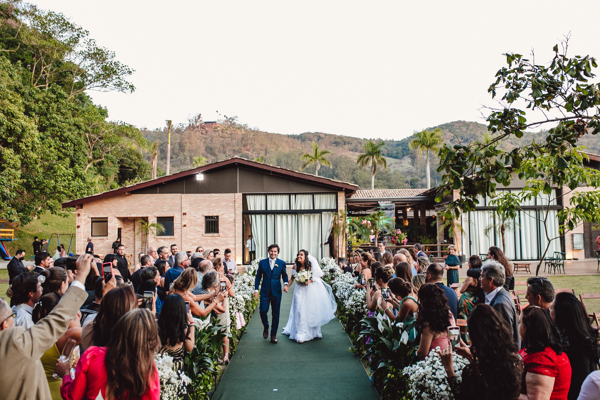 casal de noivos entrando juntos na cerimônia 