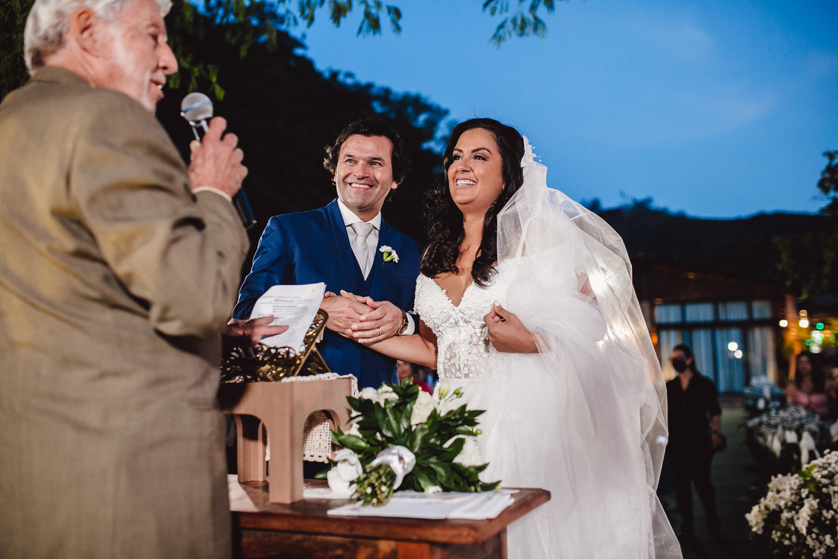 Noivos sorrindo na cerimônia de casamento