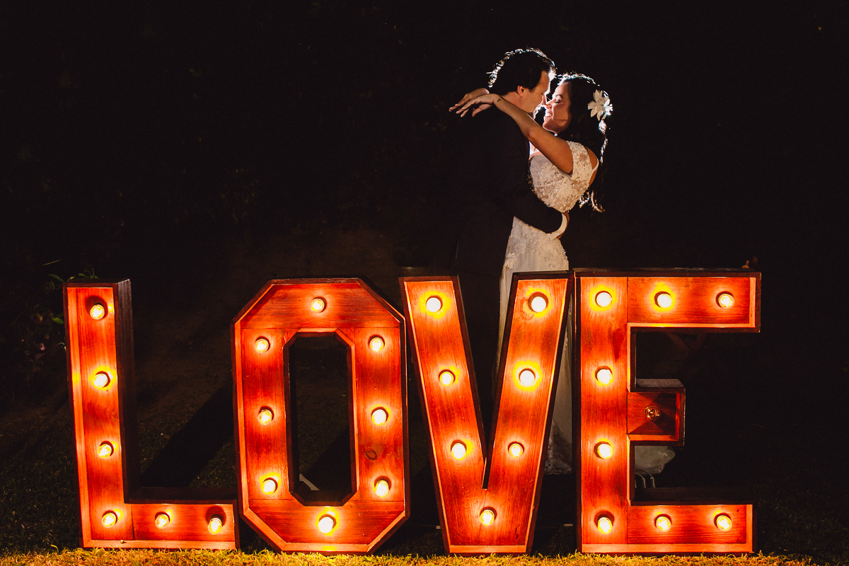 ensaio do casal de noivos após a cerimonia de casamento 