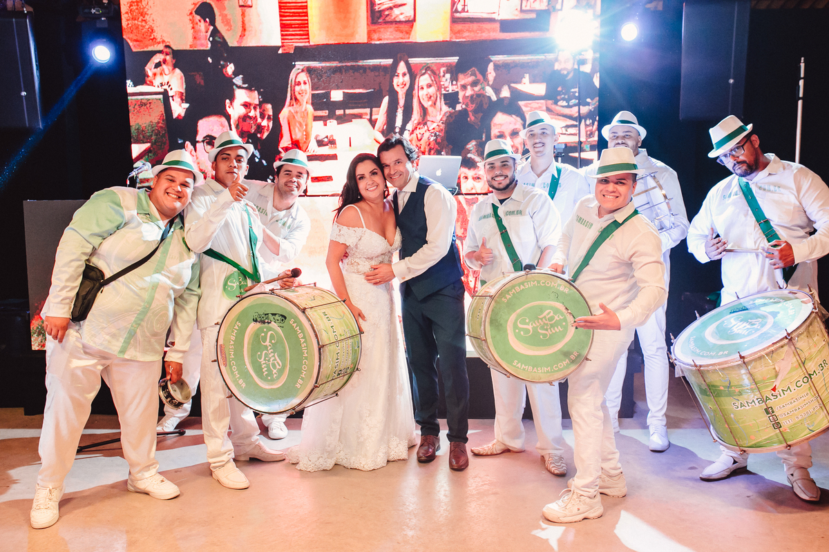 foto do casal de noivos junto a escola de samba