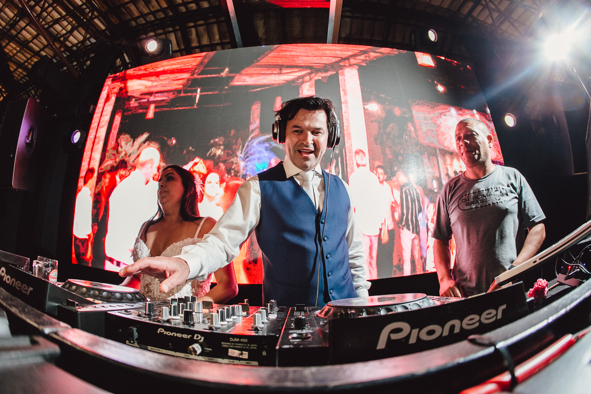 Noivo tocando pickup na festa de casamento