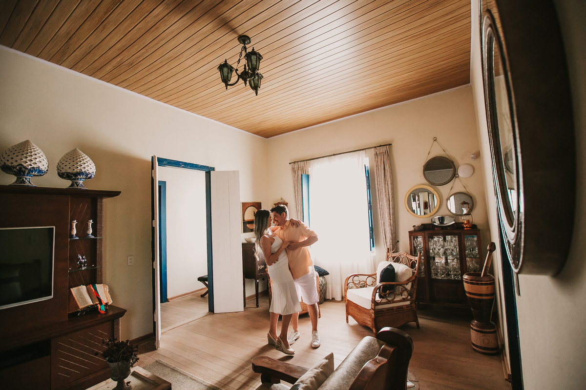 casal de noivos na sala durante ensaio pre-wedding