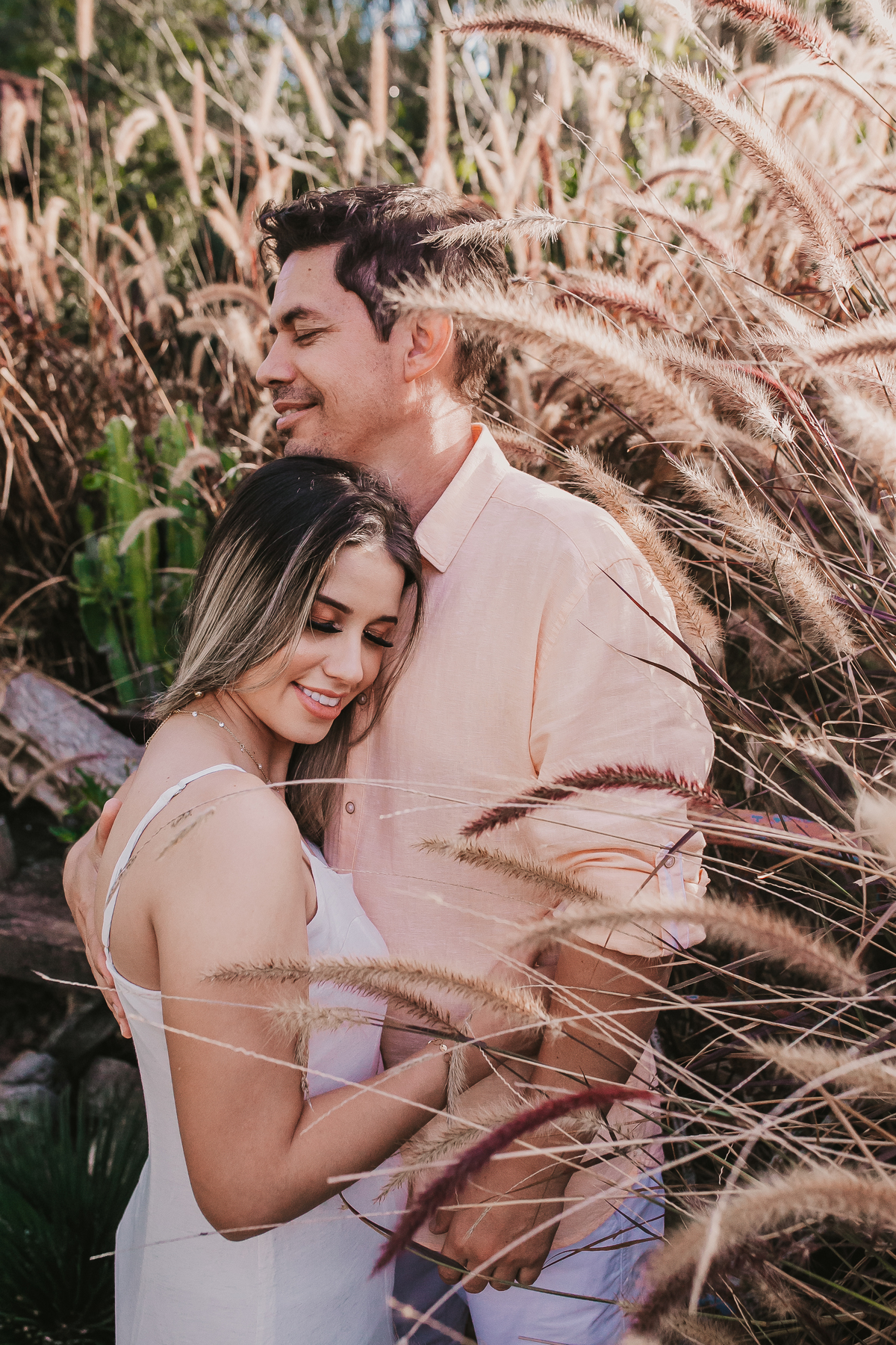 noiva no abraço do noivo em ensaio pre-wedding