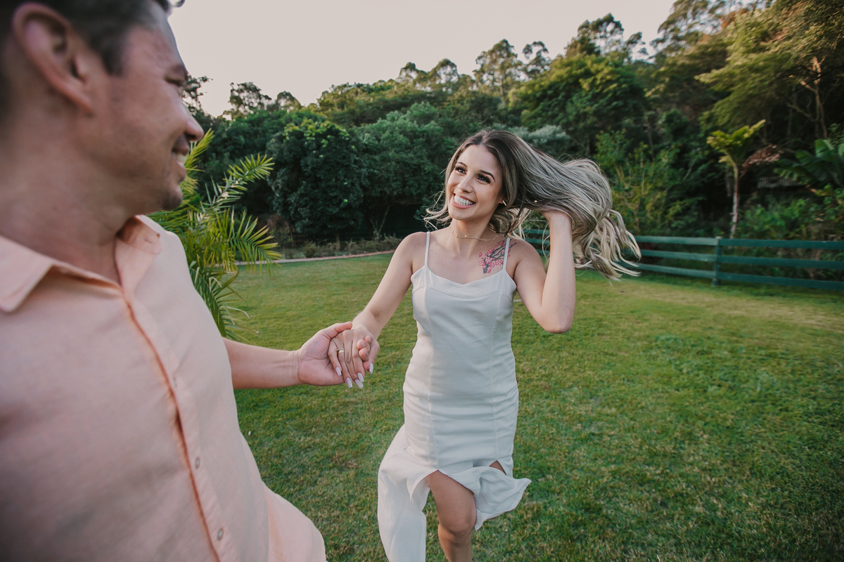 casal de noivos correndo durante fotos do ensaio pre-wedding na fazenda Dona Inês