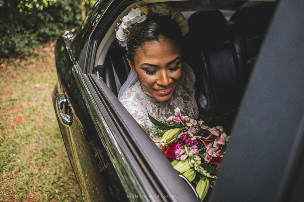 Monique Angelis - Foto casamento em paulínia - noiva admirando buque