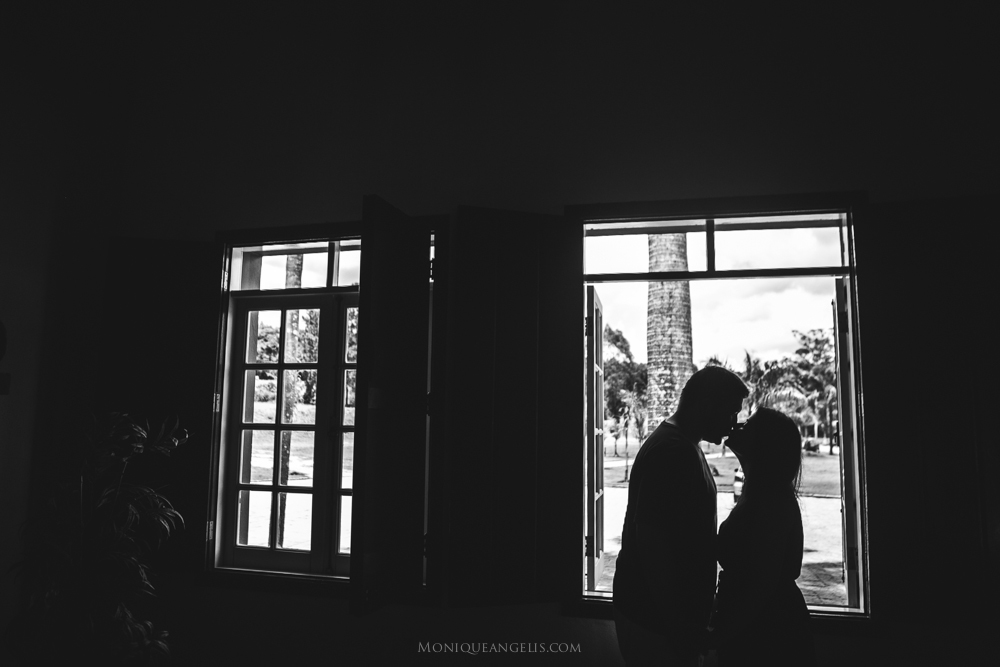 Ensaio pré casamento noivos se beijando na janela