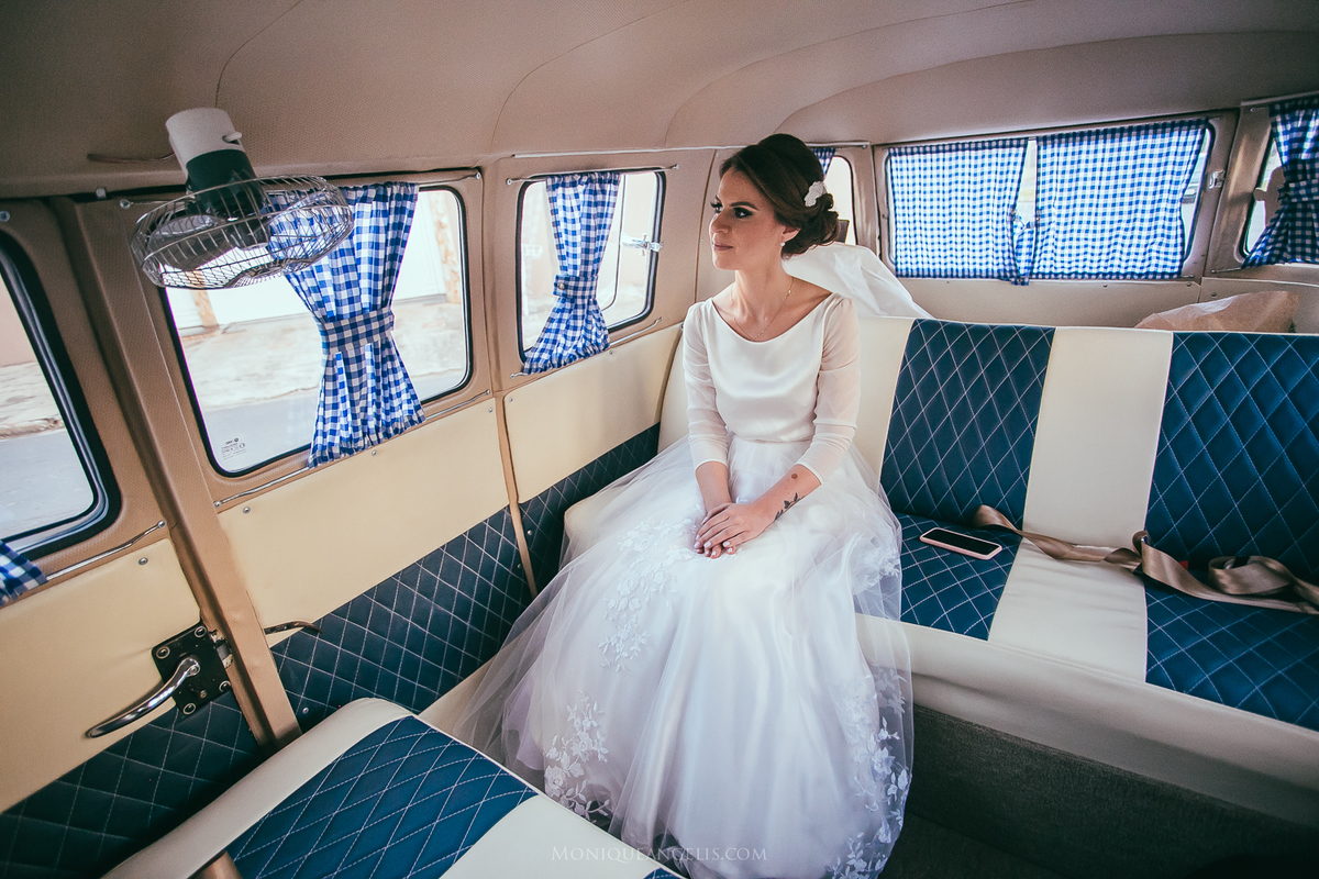 noiva aguardando dentro da comby