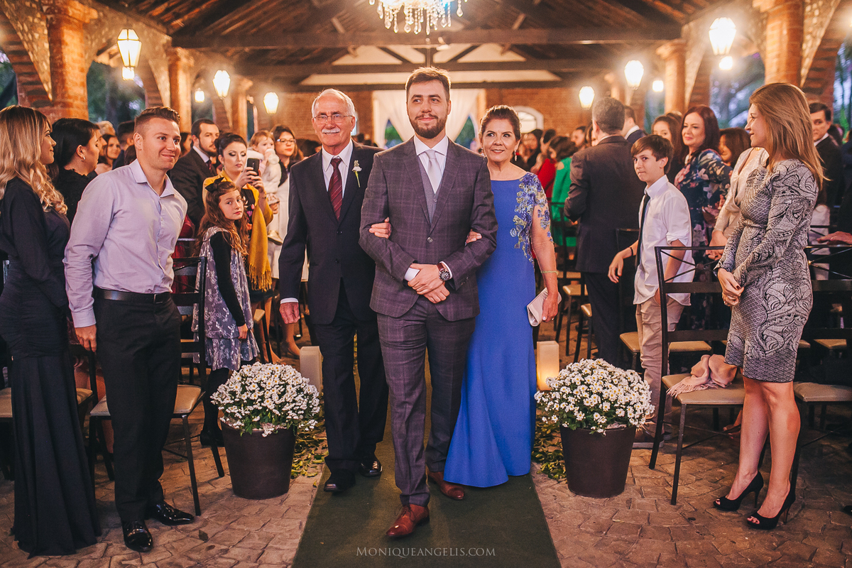 a entrada do noivo junto aos seus pais