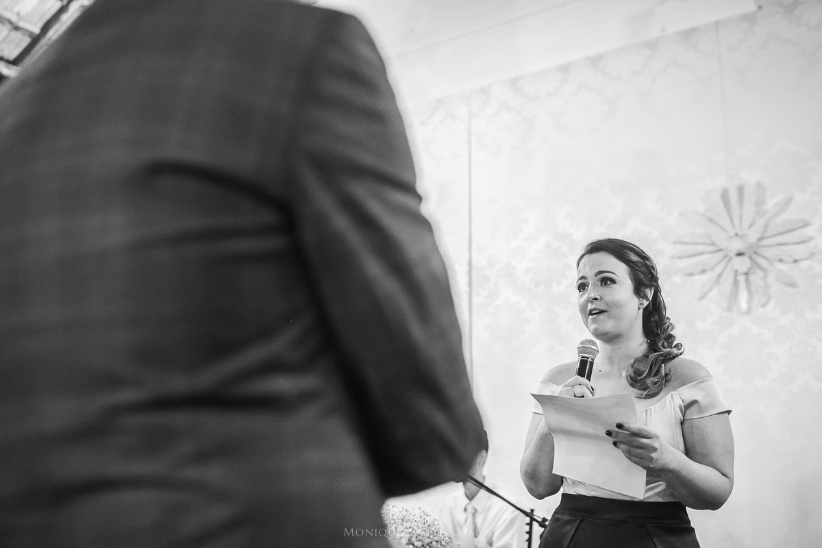 a amiga da noiva celebrando o casamento