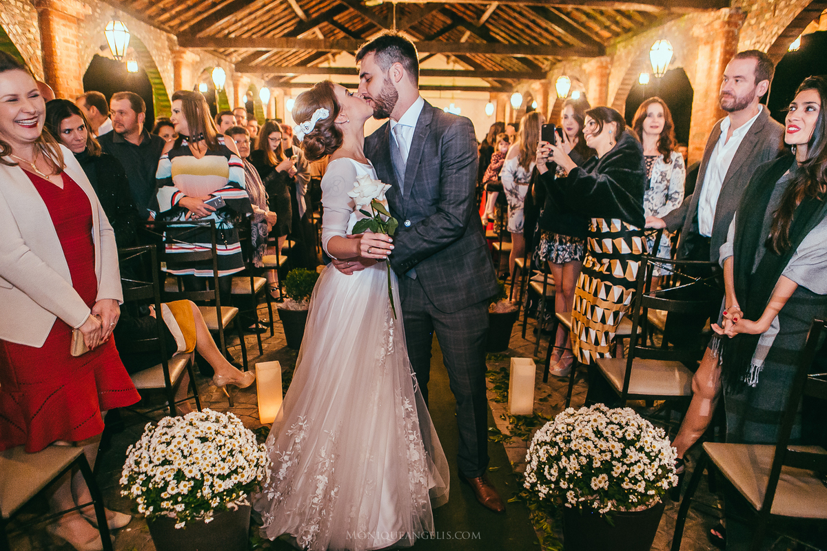 o beijo do casal após a cerimônia
