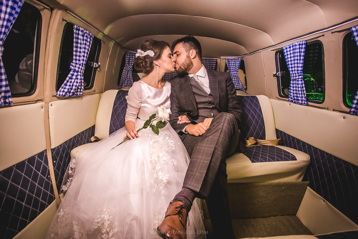 noivos se beijando dentro da comby