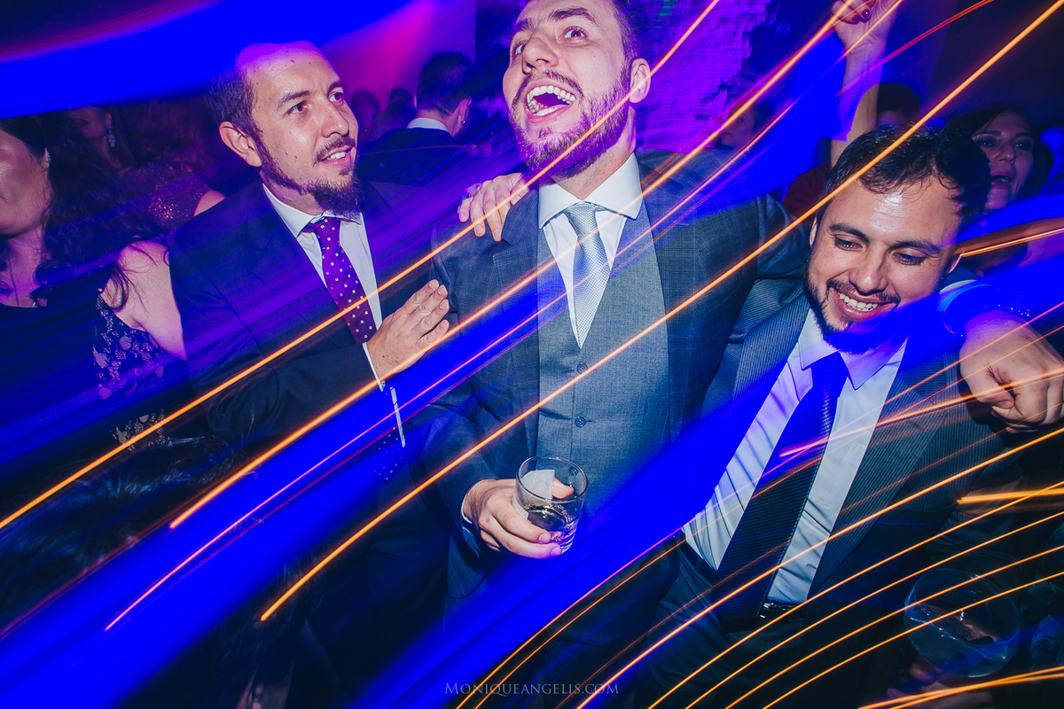 noivo dançando com amigos