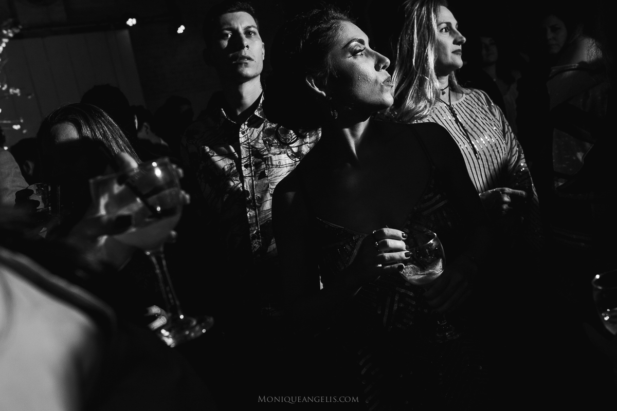 convidados dançando na pista de dança