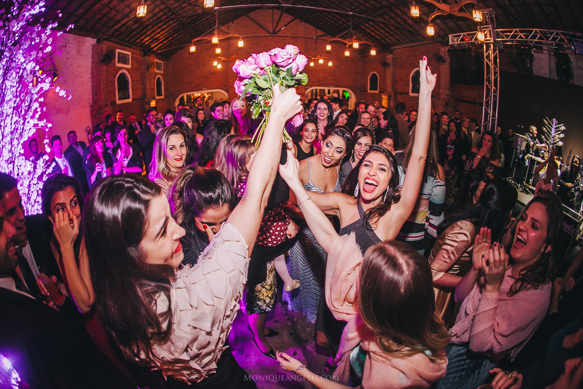 convidadas pegando o buque da noiva