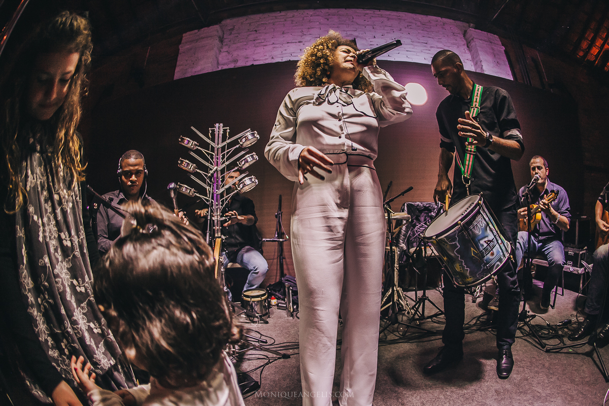 Grupo se apresentando durante festa de casamento