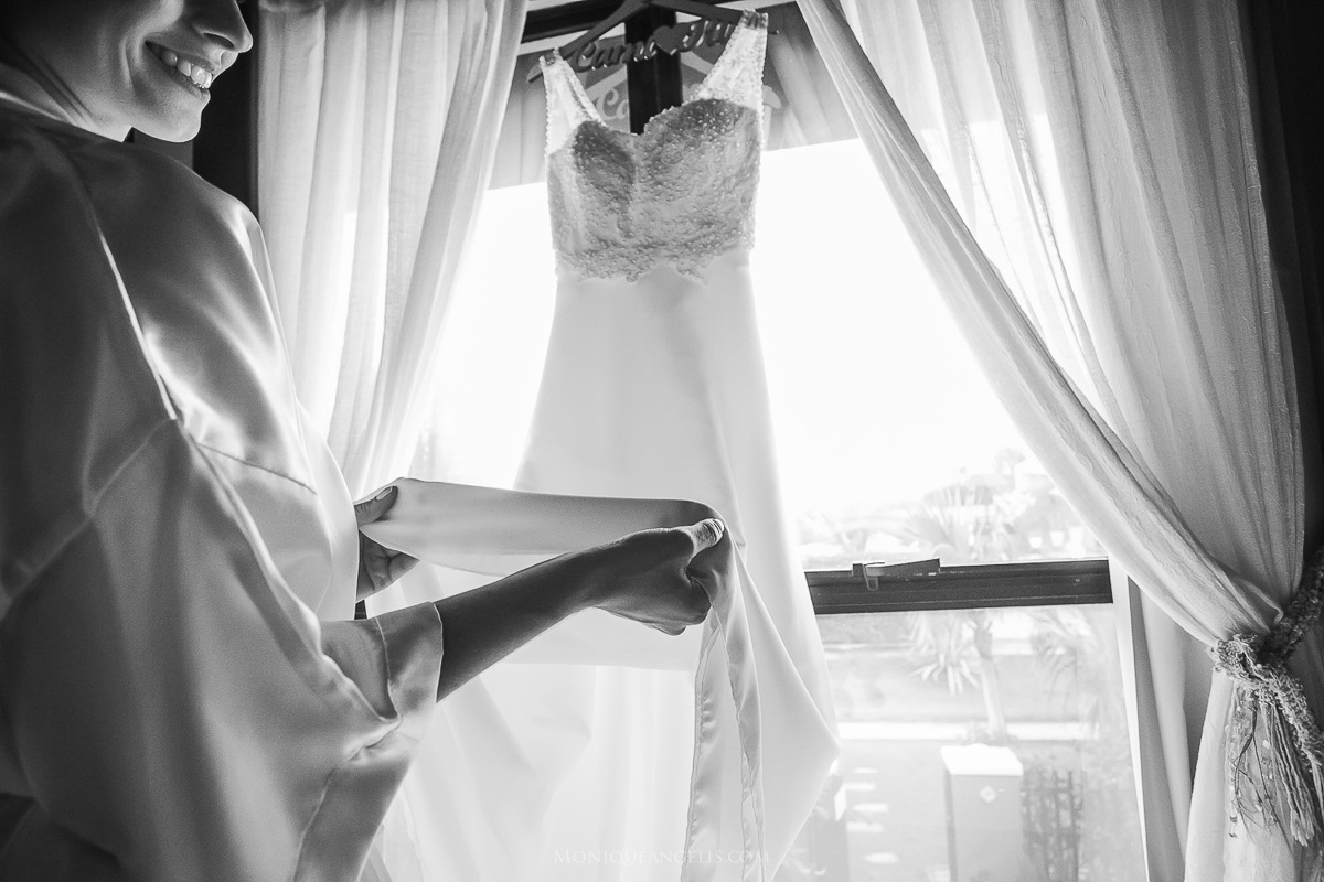 Monique Angelis - casamento na praia - noiva com o vestido