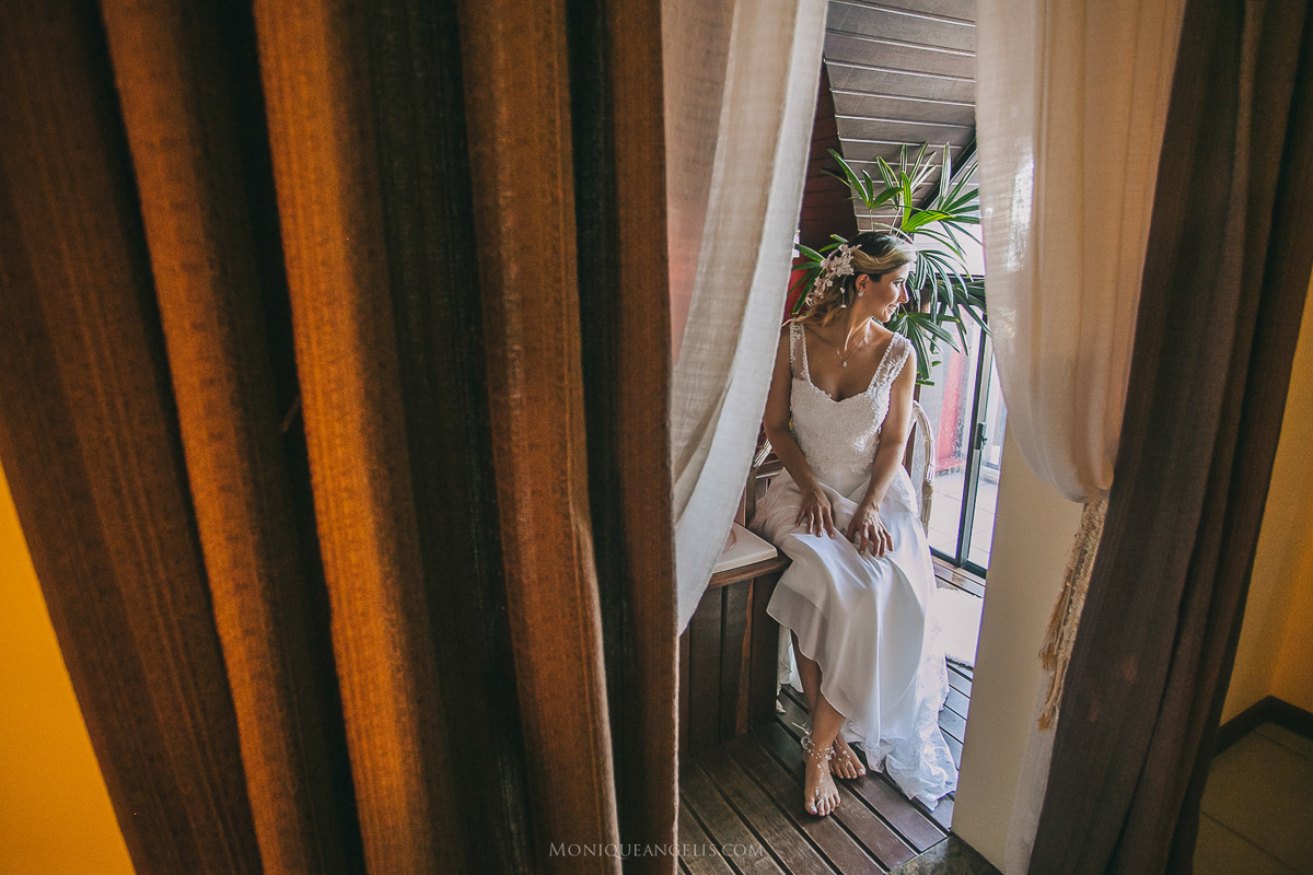 Monique Angelis - casamento na praia - Noiva na sacada