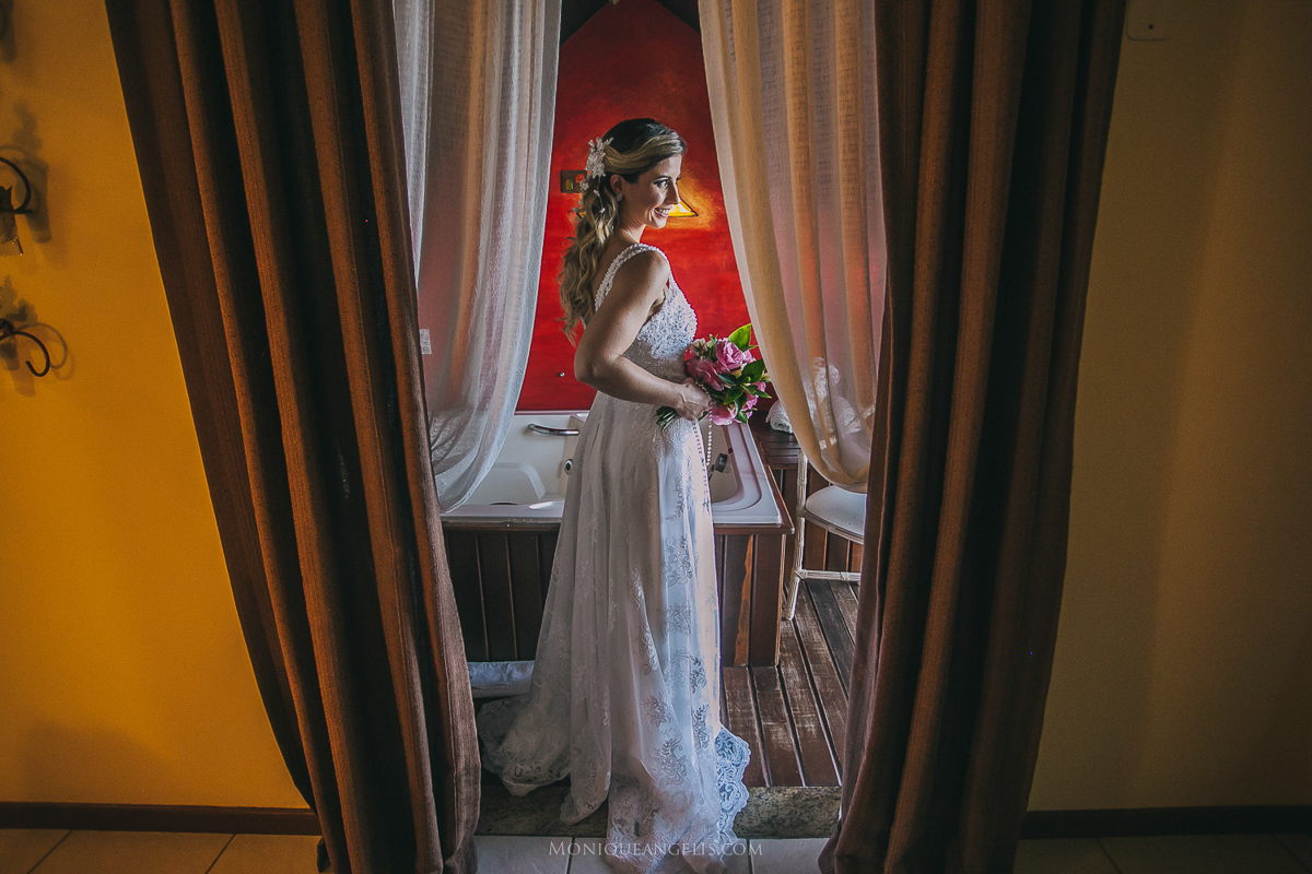 Monique Angelis - casamento na praia - noiva com o buque