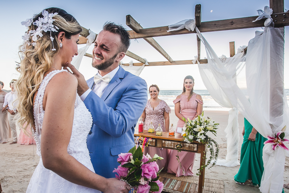 Monique Angelis - casamento na praia - Noivo recebe a noiva