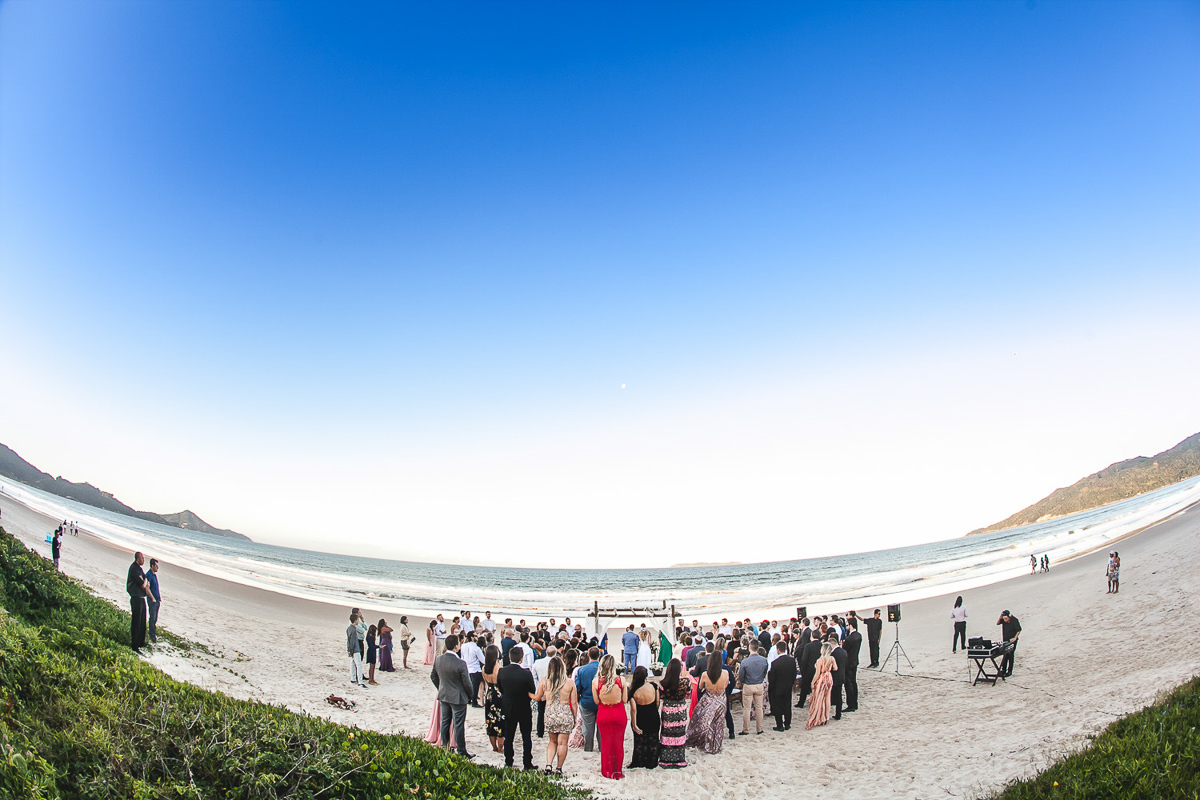 Monique Angelis - casamento na praia - convidados na areia