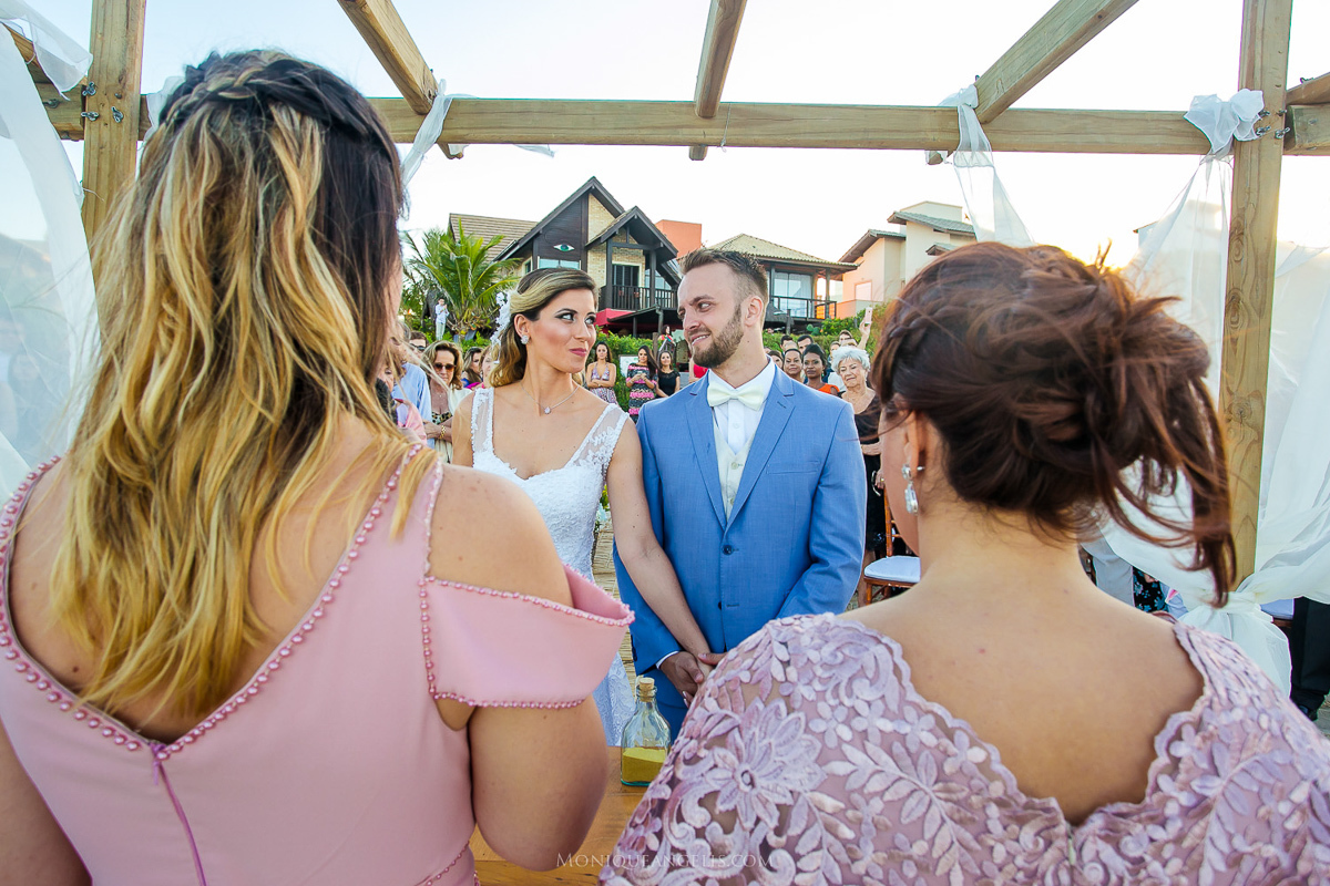 Monique Angelis - casamento na praia - noivos se olhando