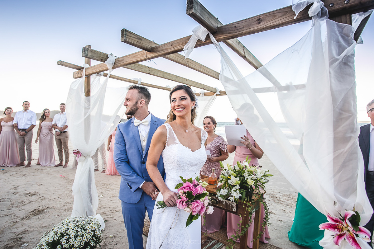 Monique Angelis - casamento na praia - noivo recebe alianças