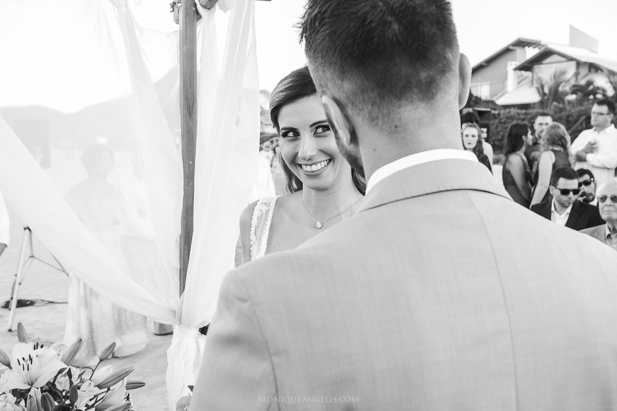 Monique Angelis - casamento na praia - olhar da noiva